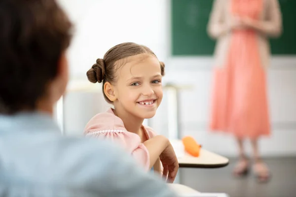 Okulda mola sırasında gülen iki saç çörekler ile Kız — Stok fotoğraf