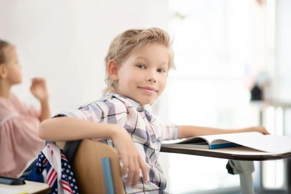 Blond-haired skolpojke mår bra på lektionen — Stockfoto