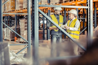 Mutlu yaşlı erkek kişi onun gadget işaret