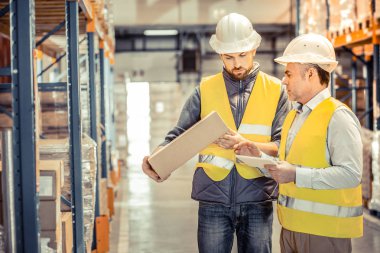 Yakışıklı yönetmen ortağı yakınında yarı pozisyonda ayakta