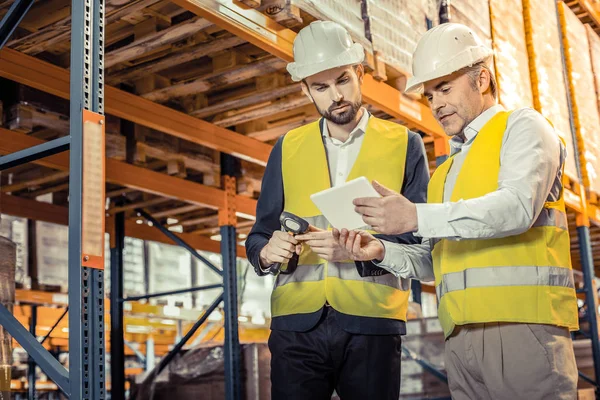 Attentissimo bel manager in piedi vicino al suo collega — Foto Stock