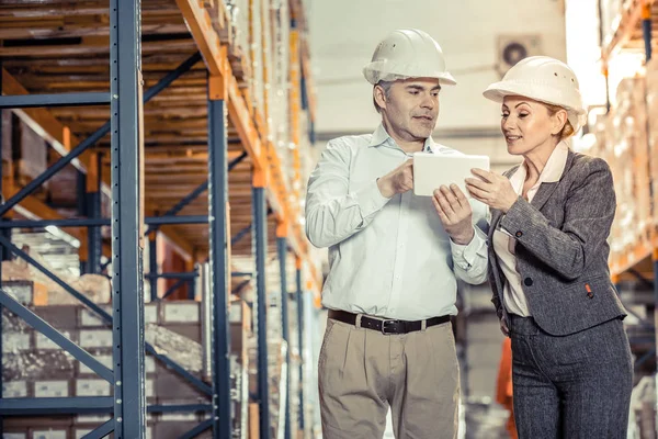 Verheugd jonge vrouw die samenwerkt met haar collega — Stockfoto