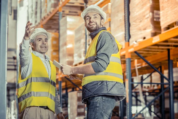 Lavoratori soddisfatti positivi che guardano in una direzione — Foto Stock