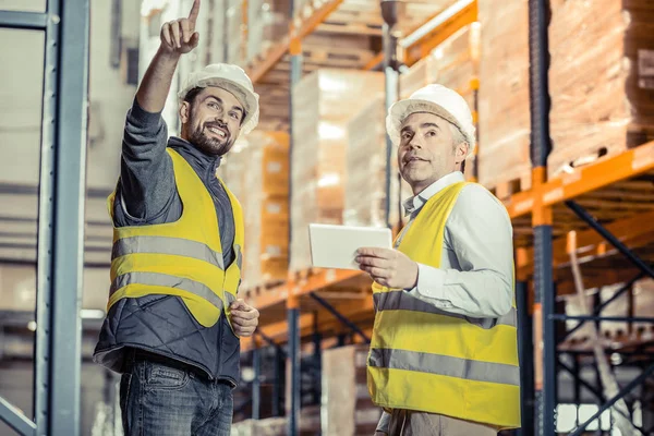 Giovane gioioso che ascolta il suo collega — Foto Stock