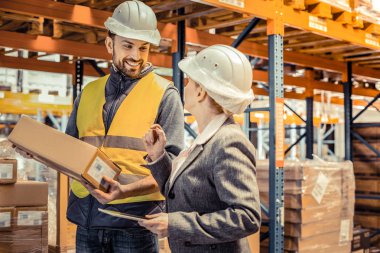 Güzel yönetici onu olumlu işçi konuşuyor