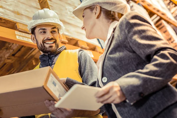 Positivo hombre barbudo encantado mirando a su director — Foto de Stock