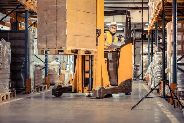 Gerente profissional verificando o processo de trabalho no armazém — Fotografia de Stock