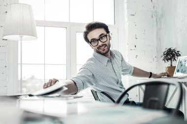 Yüzünde gülümseme tutmak yakışıklı esmer adam