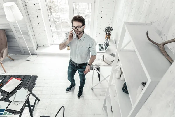 Positief blij brunette mannelijke praten per telefoon — Stockfoto