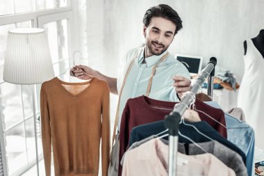 Zevkle çalışan neşeli esmer erkek kişi