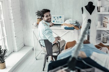 Neşeli genç terzi sonuçların grafik analizi