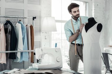 Yakışıklı esmer adam onun manken yanında duran