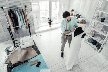 Koleksiyonunda zevkle çalışan profesyonel tasarımcı