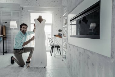 Tür esmer tasarımcı onun manken yanında duran