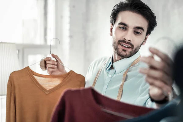 Retrato del diseñador encantado que mirando hacia adelante — Foto de Stock