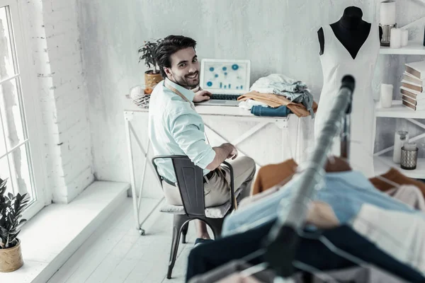 Alegre joven sastre analizando gráfico de resultados — Foto de Stock