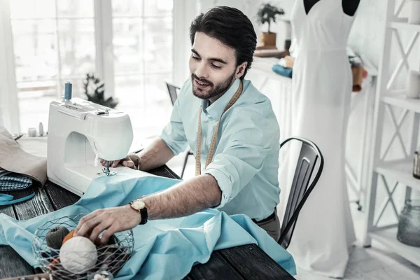 Encantado joven sastre tomando bola de cuerda — Foto de Stock