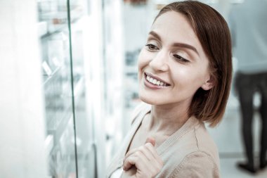 Gülümseyen bir eş ekstra vitamin satın almaya karar verirken kocası kasada.