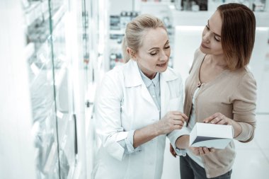 Vitamin maddeleri üzerinde kadın müşteri tavsiye hoş bir druggist
