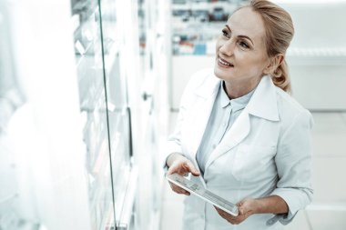 Eczanede check-up yapan olgun bir akıllı eczacı