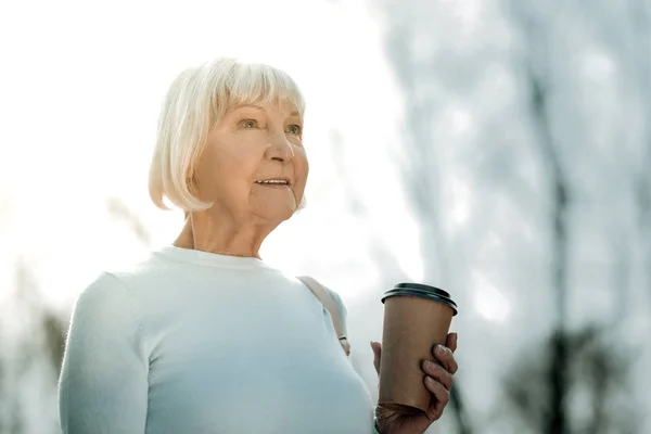 Gammal Dam Med Papper Kopp Joyful Vacker Senior Lady Med — Stockfoto