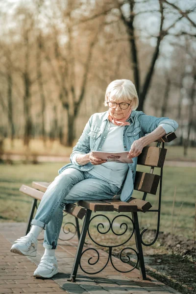 Bewitching Senior Mam engagera sig i att läsa en tidning — Stockfoto