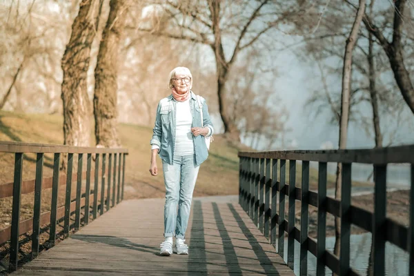 Happy varázslatos hölgy a fejlett években vesz egy sétát — Stock Fotó