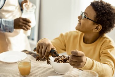 Çocuğu onunla oynamaya davet eden baba