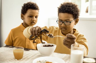 Çocuklar oyuncak davranır yemez şaşırır.