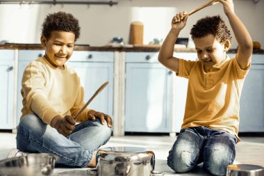 Kardeşler mutfaktan müzik stüdyosu yapıyor..