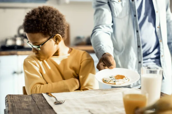 Junge will keine Eier zum Frühstück, obwohl sein Vater darauf besteht. — Stockfoto