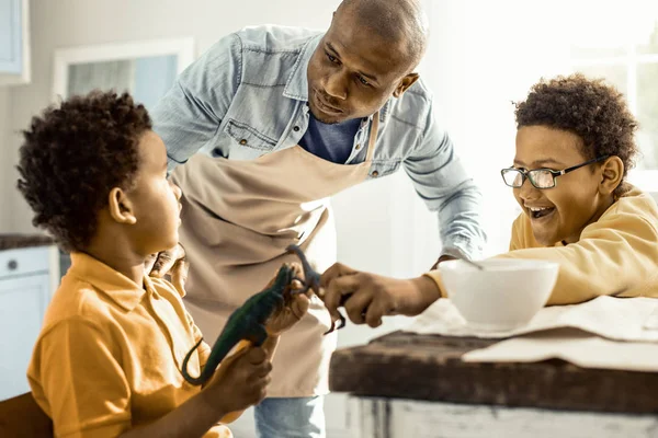 Father asking boys to stop playing at the table. — Stock Photo, Image