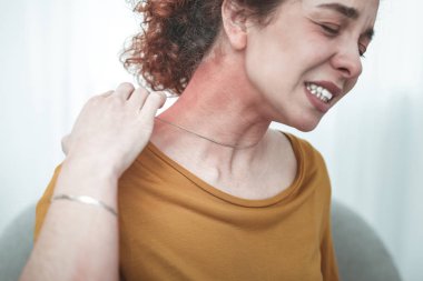 Turuncu gömlek giyen kadın üzerinde döküntü ve kızarıklık olan