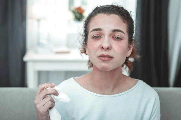 Mujer de ojos verdes que tiene lágrimas después de estornudar debido a la alergia — Foto de Stock