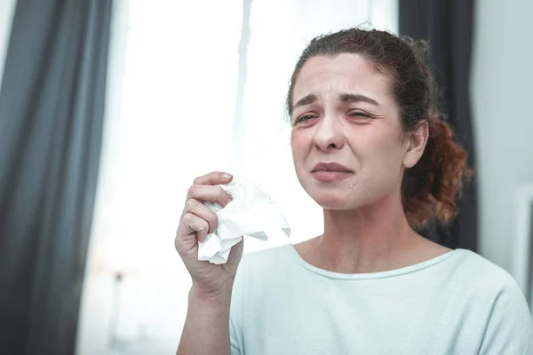 Femme bouclée tenant serviette éternuer à cause de l'allergie — Photo