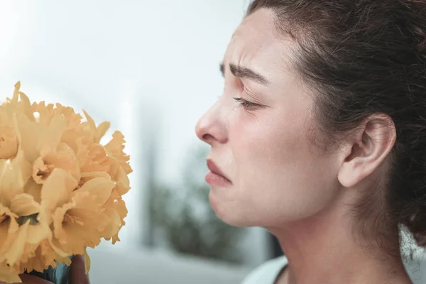 Mulher depois de obter flores do marido ter alergia — Fotografia de Stock