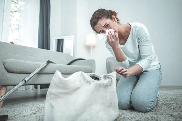 Manželka s ubrouskem po vyčištění alergií na prach — Stock fotografie