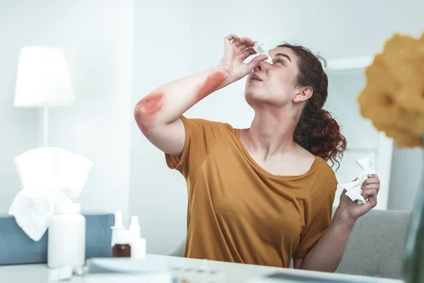 Güçlü alerjisi olan kadın kendi kendine ilaç kullanıyor — Stok fotoğraf