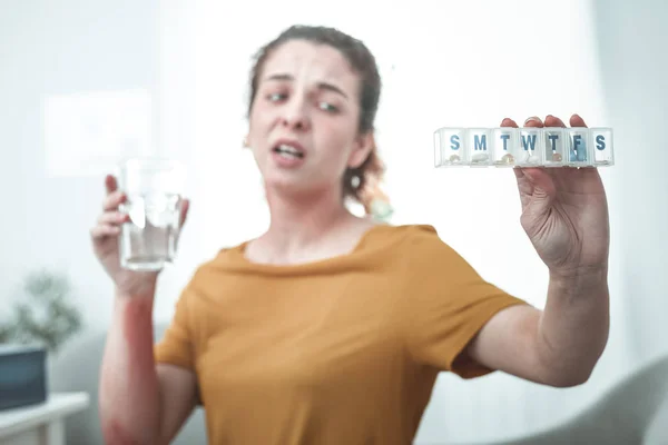 Mulher segurando vidro de água e pílulas para tratar a alergia — Fotografia de Stock