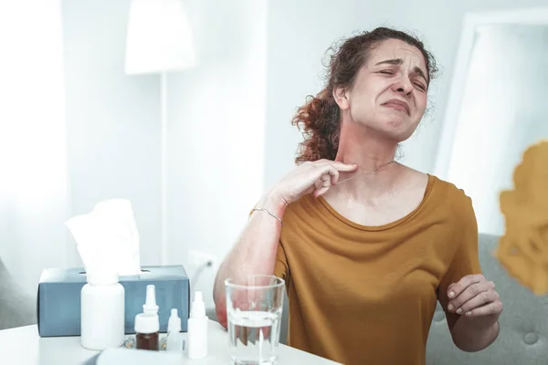 Mujer pelirroja con enrojecimiento y erupción en el cuello — Foto de Stock