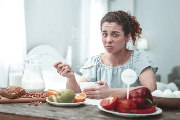 Femme aux yeux verts souffrant d'allergènes communs dans les aliments — Photo