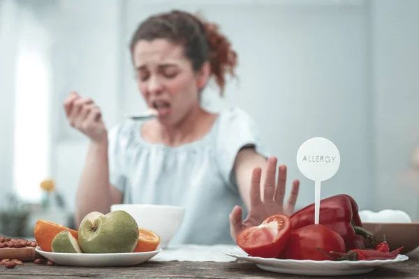 Mujer rizada que tiene erupción en la piel debido a las verduras rojas — Foto de Stock