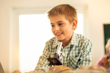 Yakışıklı yüksek ruhlu çocuk onun gadget bakıyor