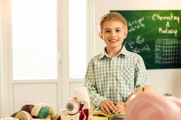 Positieve blij jongen meteen kijken naar camera — Stockfoto