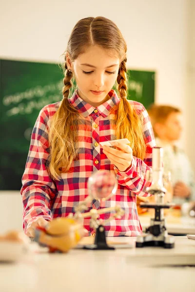 Chica de pelo largo atenta mirando sus notas — Foto de Stock