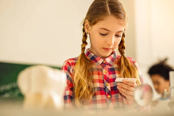 Pequeña hembra seria haciendo tareas antes de la presentación —  Fotos de Stock