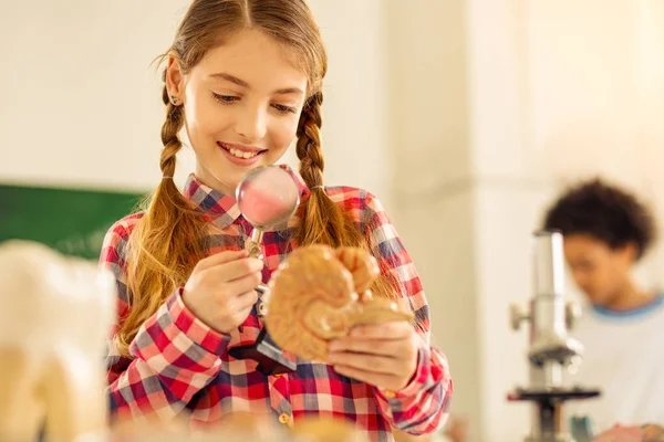 Retrato de la pequeña hembra feliz que aprende anatomía —  Fotos de Stock