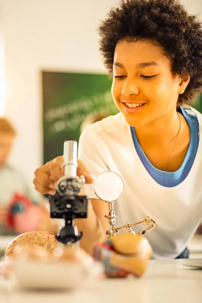 Positivo encantado morena menino estudando microbiologia interessante — Fotografia de Stock