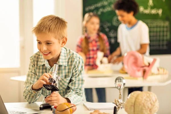 Positivo encantado adolescente comprobar la información en Internet — Foto de Stock