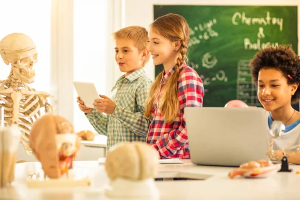 Šťastné děti používající moderní miniaplikace během studia — Stock fotografie